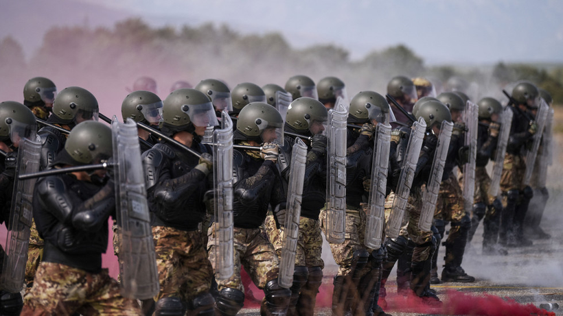 Các binh sĩ NATO phục vụ trong lực lượng gìn giữ hòa bình do NATO dẫn đầu (KFOR) tham gia một cuộc tập trận kiểm soát đám đông và bạo loạn.