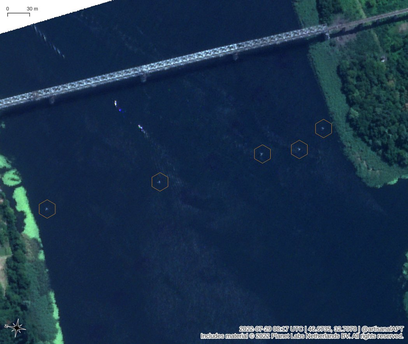 Một cây cầu qua sông Dnepr dẫn đến Kherson được bảo vệ bằng gương phản xạ ở góc đặc biệt.