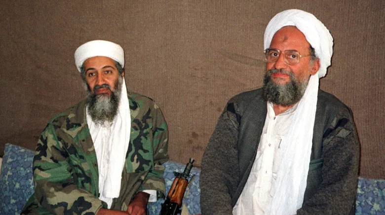 Osama bin Laden (trái) ngồi cùng Ayman al-Zawahri.