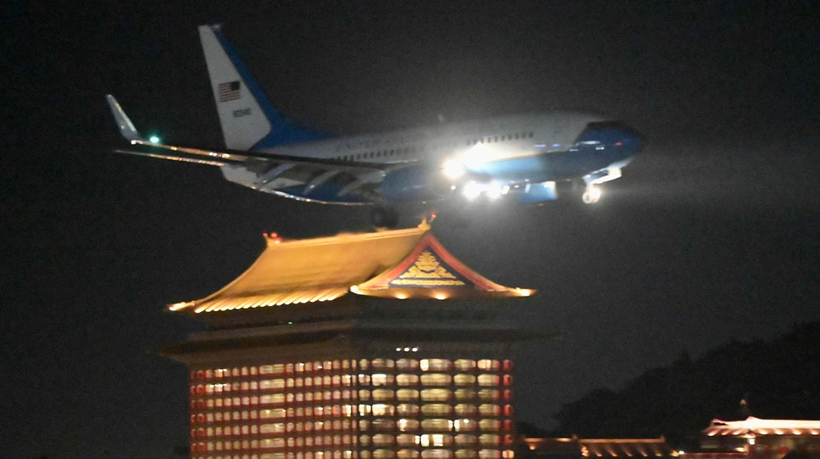 Máy bay Mỹ chở Chủ tịch Hạ viện Mỹ Nancy Pelosi chuẩn bị hạ cánh xuống Đài Loan.
