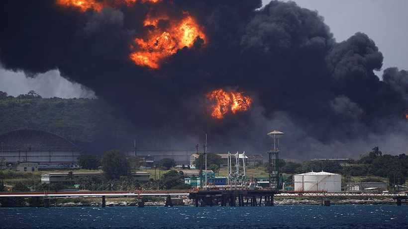 Cơ sở lưu trữ dầu ở Cuba cháy sau khi bị sét đánh.