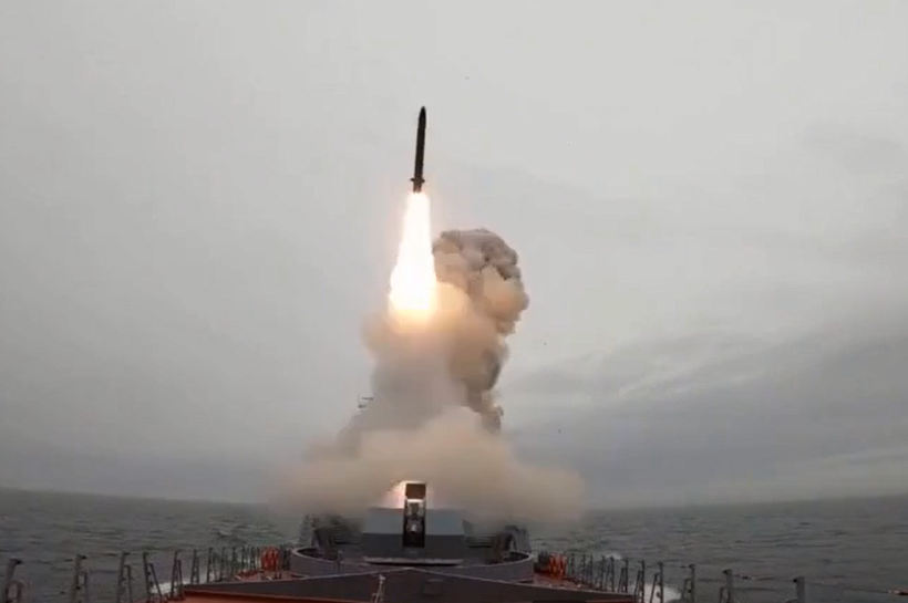 Tên lửa hành trình Kalibr được phóng từ tàu hộ tống đa năng Gremyashchiy.