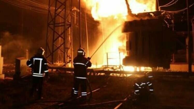 Lính cứu hỏa dập lửa sau cuộc tấn công của Nga vào nhà máy nhiệt điện Kharkiv.