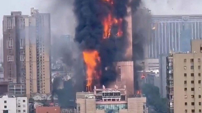 Video hiện trường tòa nhà cao tầng ở Trung Quốc bốc cháy dữ dội 