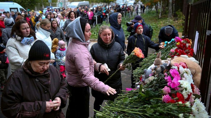 Người dân đặt hoa tưởng niệm các nạn nhân vụ xả súng tại trường học số 88 ở Izhevsk.
