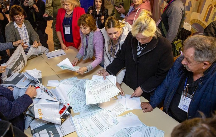 Người dân bỏ phiếu gia nhập Nga.