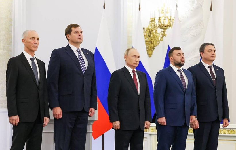 Tổng thống Putin và lãnh đạo 4 vùng mới gia nhập Nga.