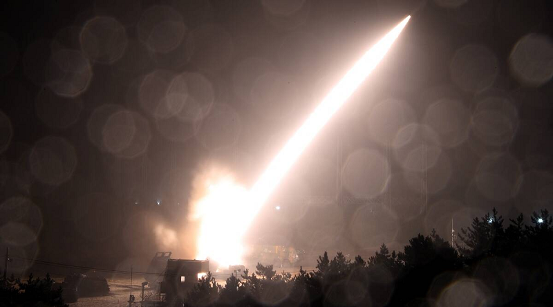 Một Hệ thống Tên lửa Chiến thuật Quân đội (ATACMS) do Hoa Kỳ sản xuất được phóng lên trong cuộc diễn tập quân sự chung giữa Hoa Kỳ và Hàn Quốc