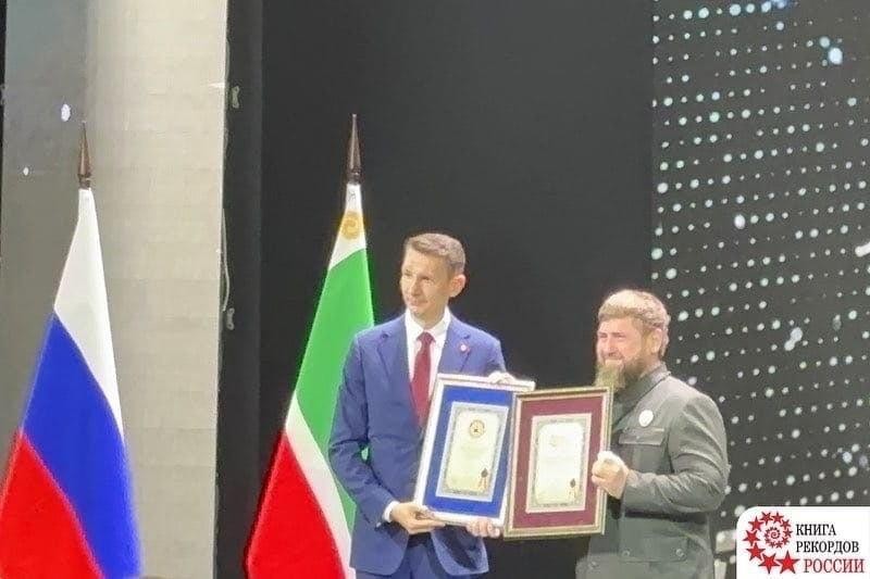 Lãnh đạo Chechnya Radyrov nhận chứng nhận về kỷ lục thế giới.
