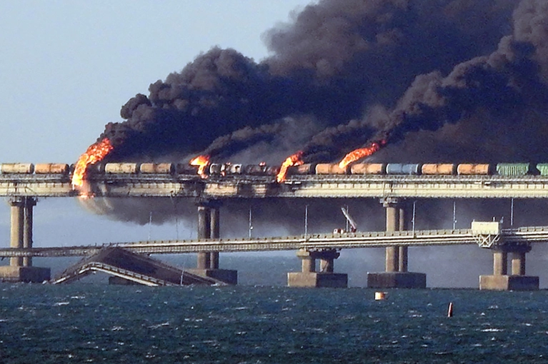 Các toa chở nhiên liệu của một con tàu bốc cháy khi vụ tấn công xảy ra.