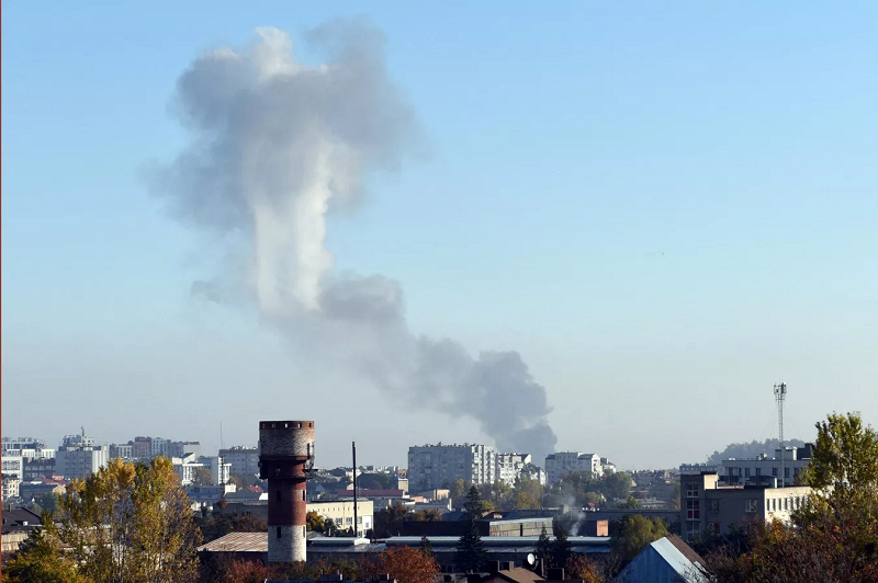 Khói bốc lên trên các tòa nhà ở thành phố Lvov của Ukraine