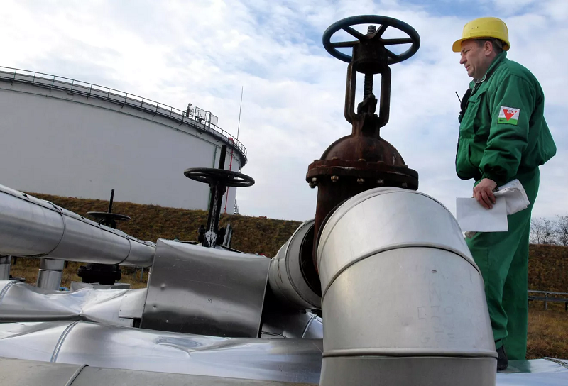 Kỹ sư của công ty dầu và khí đốt Hungary MOL kiểm tra đường ống dẫn dầu Druzhba