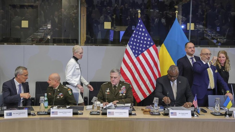 Các quan chức hàng đầu của NATO, Hoa Kỳ và Ukraine tham dự cuộc họp theo định dạng Nhóm liên lạc quốc phòng Ukraine tại trụ sở NATO ở Brussels, Bỉ, ngày12/10/2022.