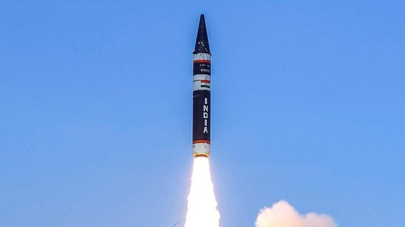 Ấn Độ phóng tên lửa.