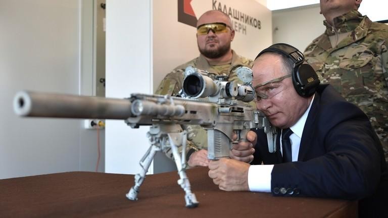 Tổng thống Nga Vladimir Putin thử súng bắn tỉa (SVCh-308) khi đến thăm trung tâm bắn súng Kalashnikov Concern JSC tại công viên quân sự Patriot.
