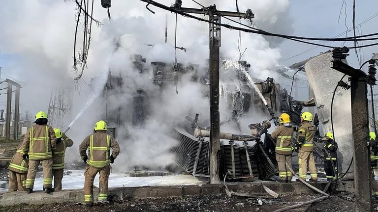 Lực lượng cứu hỏa Ukraine dập lửa tại một cơ sở hạ tầng năng lượng bị hư hại do một cuộc tấn công tên lửa ở vùng Rivne.