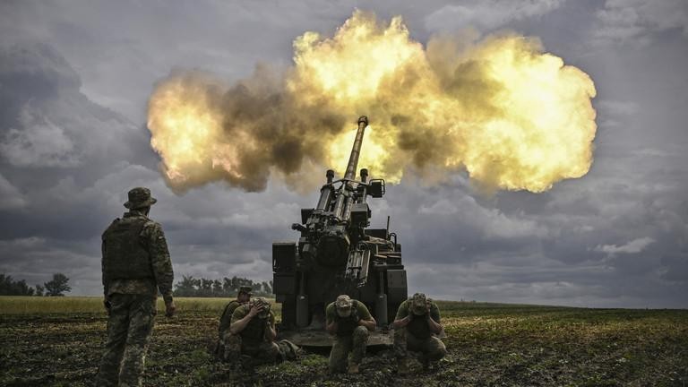 Quân nhân Ukraine khai hỏa bằng pháo tự hành 155 mm/2 ly Caesar của Pháp về phía các vị trí của Nga.