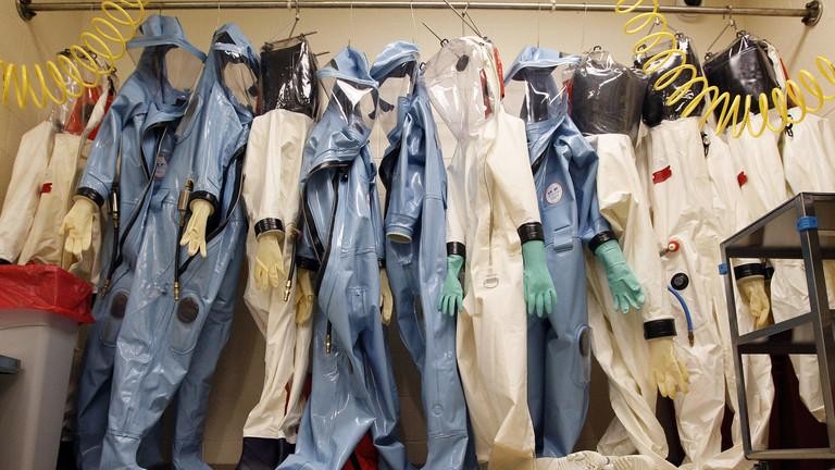 Bộ quần áo bảo hiểm được treo bên trong phòng thí nghiệm An toàn sinh học Cấp độ 4 tại Viện Nghiên cứu Y tế Quân đội Hoa Kỳ về các bệnh truyền nhiễm.