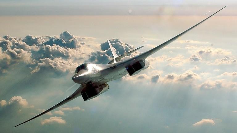 Máy bay ném bom chiến lược Tu-160 của không quân Nga trong nhiệm vụ huấn luyện.
