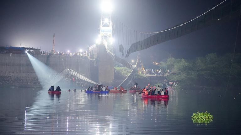 Nhân viên cứu hộ Ấn Độ tiến hành các hoạt động tìm kiếm sau khi một cây cầu bắc qua sông Machchhu bị sập ở Morbi.