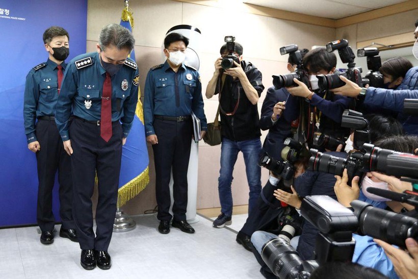 Ủy viên Cơ quan Cảnh sát Quốc gia Hàn Quốc Yoon Hee-geun cúi đầu trong một cuộc họp báo sau thảm họa trong lễ hội Halloween.