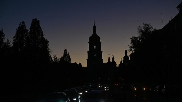 Xe cộ đi trong bóng tối ở trung tâm Kiev sau cuộc không kích của Nga ngày 31/10/2022.