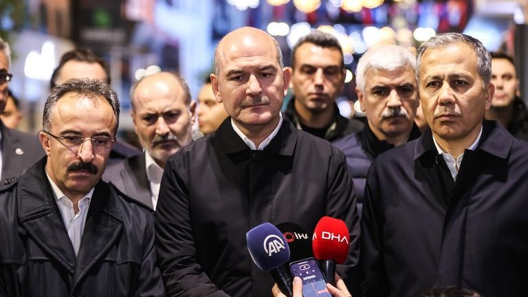 Bộ trưởng Nội vụ Thổ Nhĩ Kỳ Suleyman Soylu (giữa) phát biểu trước báo giới sau vụ tấn công khủng bố chết người trên Đại lộ Istiklal ở Istanbul.