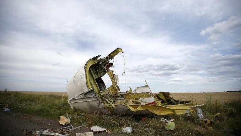 Những mảnh vỡ tại hiện trường vụ rơi máy bay MH17 Malaysia.