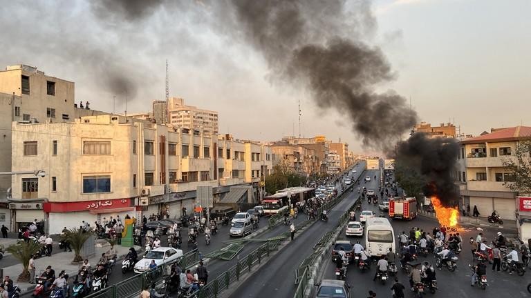 Một chiếc xe máy bốc cháy ở Tehran, Iran vào ngày 8/10/2022