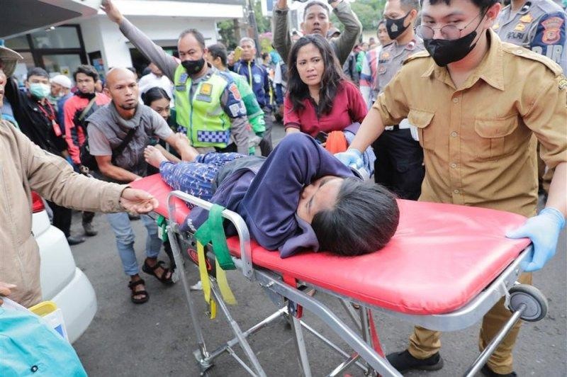 Lực lượng cứu hộ chuyển một nạn nhân bị thương trong trận động đất tới một bệnh viện ở Cianjur, Tây Java, Indonesia. (Ảnh: Adi Weda/EPA-EFE)