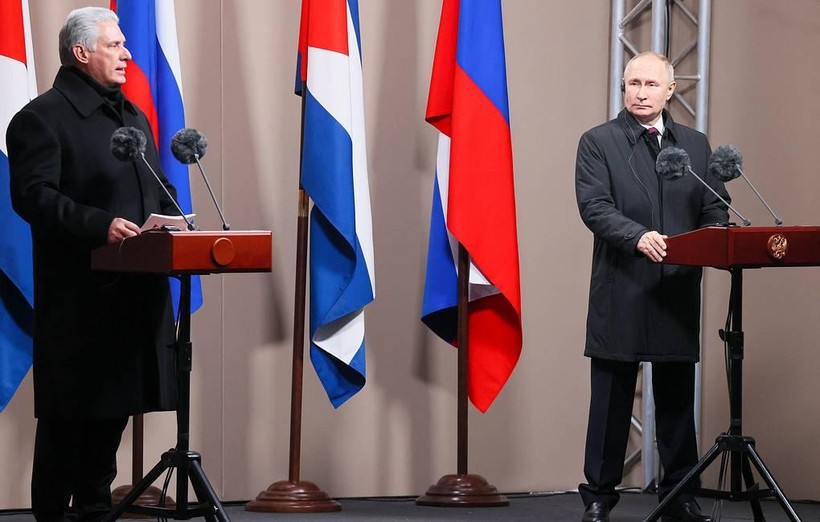 Chủ tịch Cuba Miguel Diaz-Canel và Tổng thống Nga Vladimir Putin. (Ảnh: TASS)