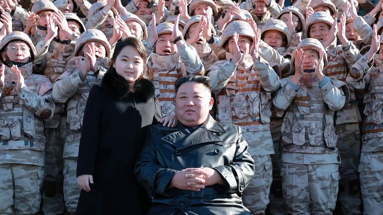 Nhà lãnh đạo Kim Jong-un cùng con gái chụp ảnh với những người tham gia vụ phóng ICBM