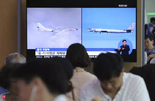 Hình ảnh máy bay ném bom Tu-95 của Nga và máy bay ném bom H-6 của Trung Quốc trong một chương trình tin tức tại ga xe lửa Seoul ở Seoul, Hàn Quốc. Ảnh: AP.