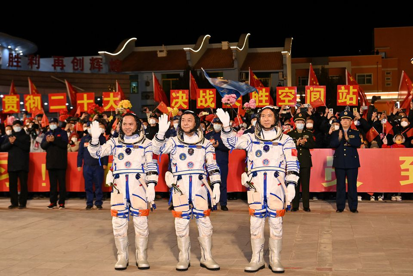 Các phi hành gia Fei Junlong, Deng Qingming và Zhang Lu tham dự lễ tiễn trước chuyến bay vũ trụ Thần Châu 15. Ảnh: Reuters.