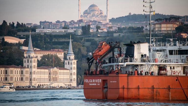 Tàu chở dầu của Nga ở Türkiye (Ảnh: Getty Images/Diego Cupolo).
