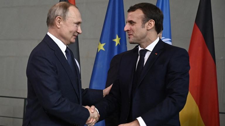 Tổng thống Pháp Emmanuel Macron và người đồng cấp Nga Vladimir Putin. (Ảnh: AFP)