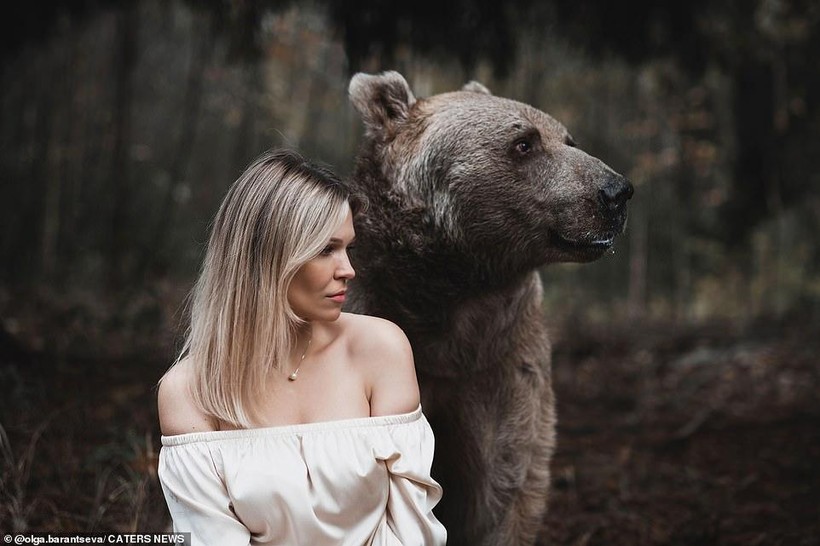 Người mẫu Zhana Shveinova và chú gấu Stepan.