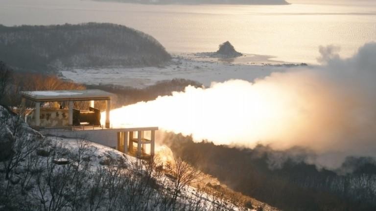 Quân đội Triều Tiên tiến hành thử nghiệm một “động cơ nhiên liệu rắn có lực đẩy cao” tại Bãi phóng vệ tinh Sohae ở Cholsan ngày 15/12/2022. (Ảnh: KCNA).
