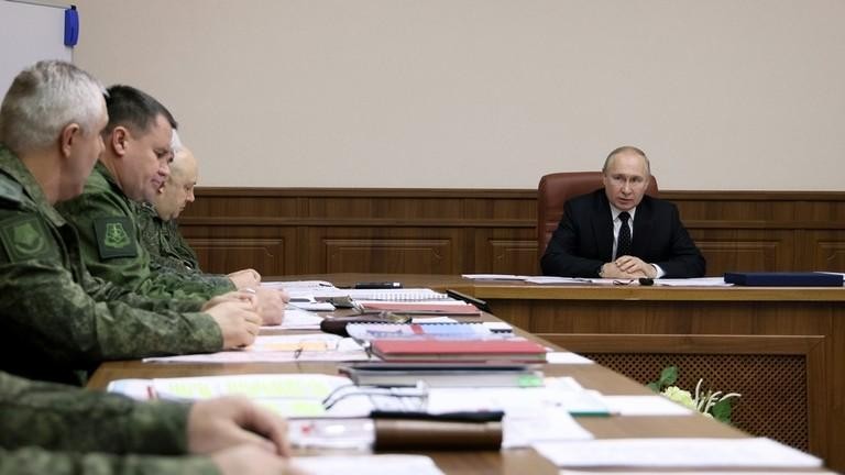 Tổng thống Nga Putin họp với các tướng lĩnh về Ukraine.