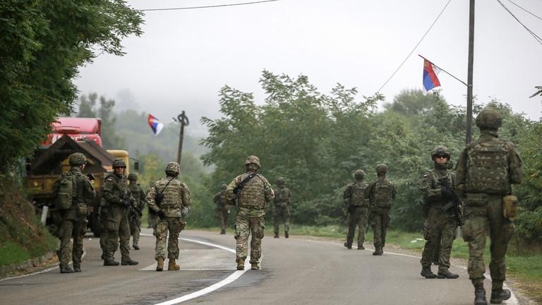 Bnh sĩ KFOR của Ba Lan tuần tra gần biên giới Kosovo-Serbia.
