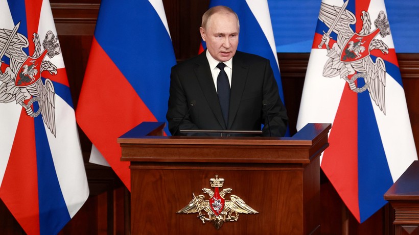 Tổng thống Nga Vladimir Putin phát biểu trong cuộc họp mở rộng của Bộ Quốc phòng Nga tại Trung tâm Kiểm soát Quốc phòng ở Moscow. Ảnh: Sputnik/Sergey Fadeichev.