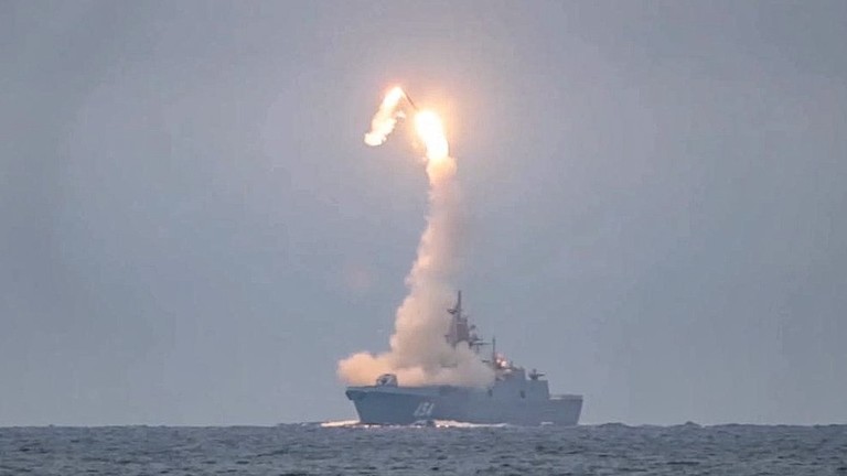Tàu khu trục Đô đốc Gorshkov của Nga bắn tên lửa Zircon. Ảnh: Global Look Press / Bộ Quốc phòng Nga.