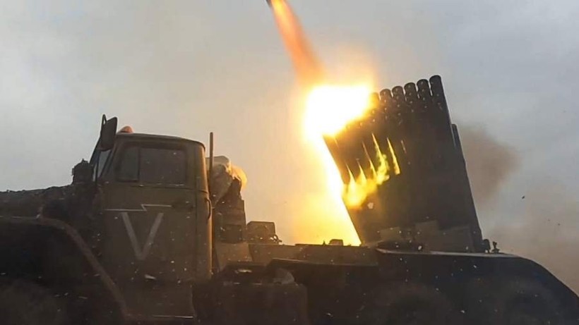 Hệ thống pháo phản lực phóng loạt BM-21 Grad Nga khai hỏa.