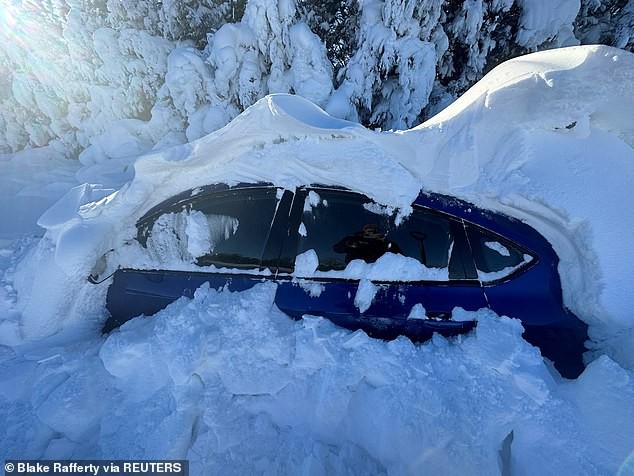 Một chiếc ô tô phủ đầy tuyết ở Regent, North Dakota.