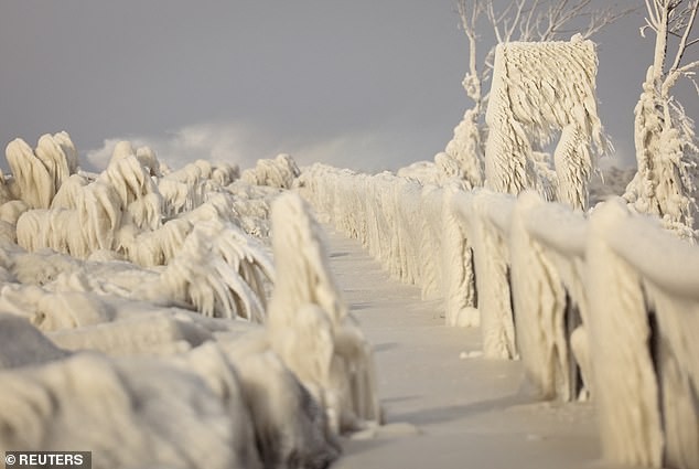 Băng hình thành do sóng hồ Erie bao phủ một lối đi trong bão tuyết ở Irving, New York.