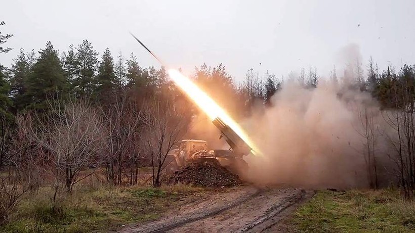 Hệ thống pháo phản lực phóng loạt BM-21 Grad Nga khai hỏa.