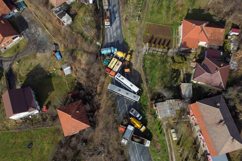 Rào chắn ở Rudare, gần phần phía bắc của thị trấn Mitrovica, Kosovo, nơi có nhiều sắc tộc khác nhau. (Ảnh: Reuters). 