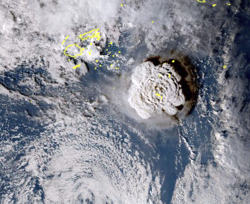 Hình ảnh vệ tinh cho thấy vụ phun trào của núi lửa Tonga dưới nước gây ra sóng thần. (Ảnh: AP).