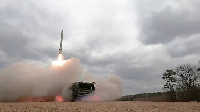 Hệ thống tên lửa chiến thuật Iskander Nga khai hỏa.
