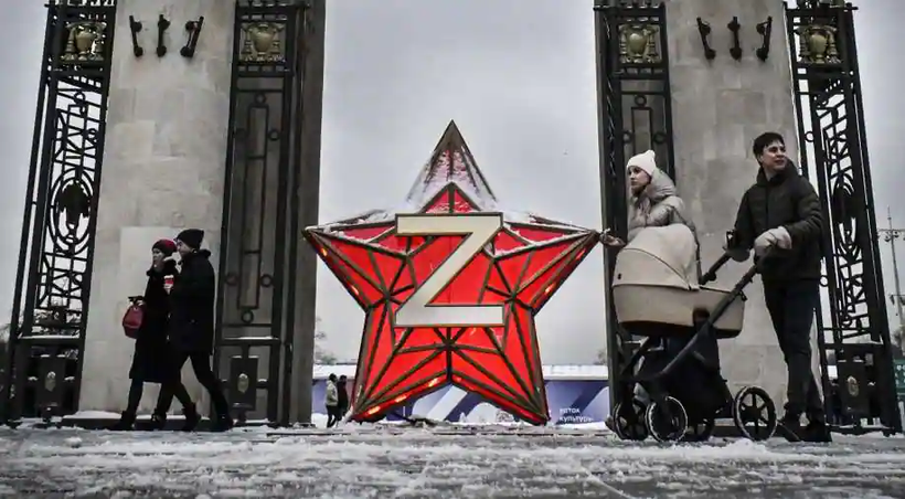 Nga: Giữa căng thẳng giữa Nga và Ukraine, hình ảnh ngôi sao trên đỉnh tháp Điện Kremlin được trang trí tại Công viên Gorky ở Moscow mang một chữ Z đại diện cho quân đội Nga ở Ukraine.
